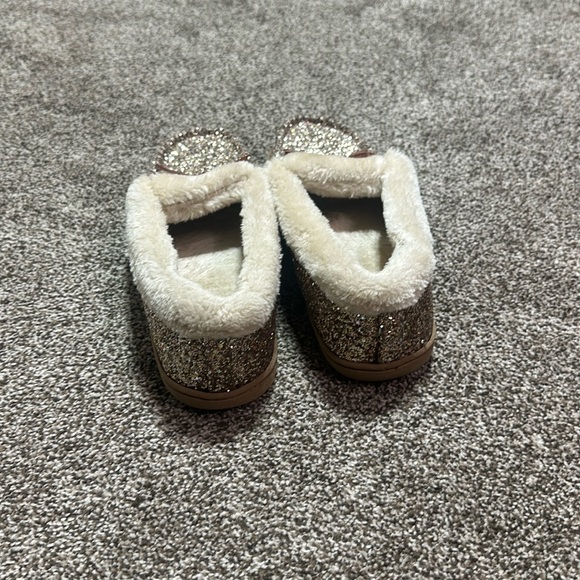 Old Navy size 9 women’s gold glitter sparkle slippers. Preowned. Faux fur. - Picture 3 of 8